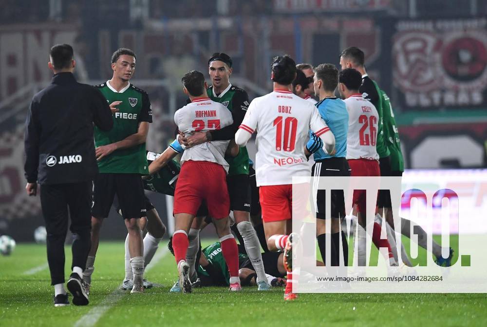 Preußen Münster vs. Rot Weiss Essen ** FOR ** **Soccer 3rd Division, Matchday 8: Preußen Münster vs. Rot-Weiss Essen on October 9, 2026, at the LVM Preußenstadion in Münster. The players are locked in a scuffle. Germany, North Rhine-Westphalia, Münster. Copyright ThorstenxTillmann