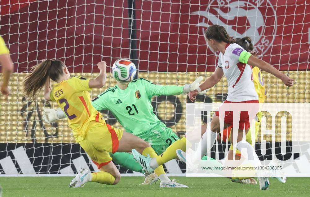 Belgium s Sari Kees; Belgium s goalkeeper Lowiese Seynhaeve and Poland s Ewa Pajor fight for the ball during a soccer game between Belgium s national women s team the Red Flames and Poland, on Friday 9 October 2026 in Leuven, the first leg of the play-off for the 2027 FIFA Women s World Cup. VIRGINIExLEFOUR x189288750x