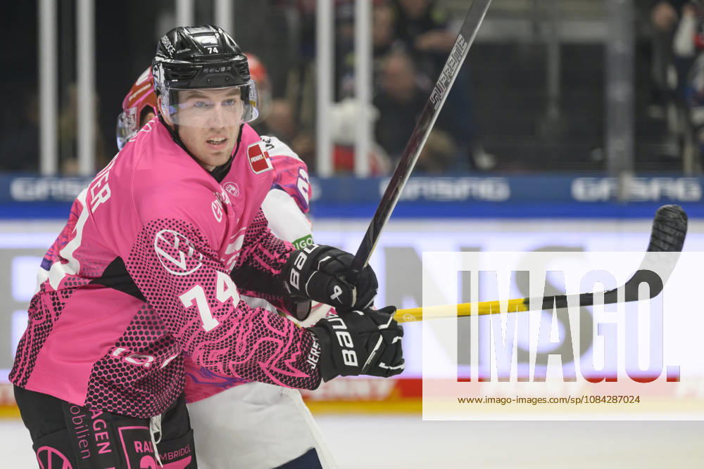Pictured, from left: Lester Lancaster, Grizzlys Wolfsburg 74, GER, Berlin, ice hockey, DEL 1, Eisbären Berlin vs. Grizzlys Wolfsburg, at the Uber Arena, October 9, 2026,