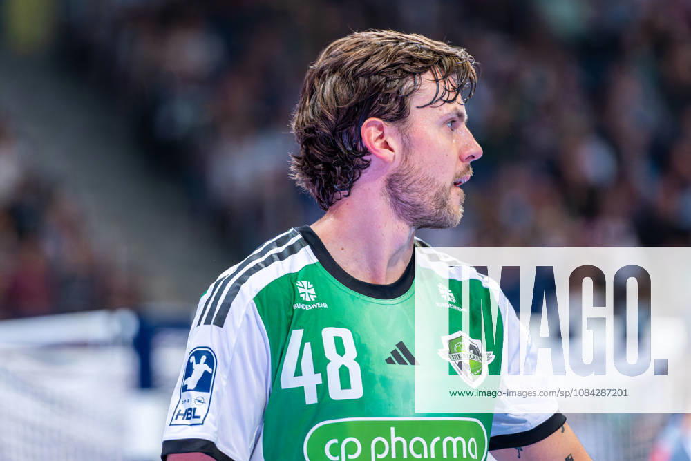 Sigvaldi Guðjonsson, TSV Hannover Burgdorf, No. 48 (left), TSV Hannover Burgdorf (green) vs. SG Flensburg Handewitt (blue) on Matchday 8 of the 2026–2027 season in the Opel Handball Bundesliga on October 9, 2026, ZAG Arena Hannover, GER,