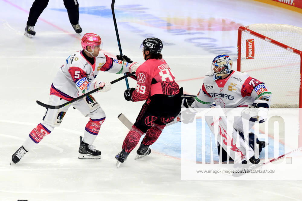 DEU, GER, Ice Hockey, Match Day, 2026–27 Season, Berlin, Eisbären Berlin vs. Grizzly Wolfsburg Jonas Neffin Eisbären Berlin 75, Mitch Reinke Eisbären Berlin 5, Matt Choupani Grizzly Wolfsburg 89 nordphoto GmbH Engler City About Arena State Country