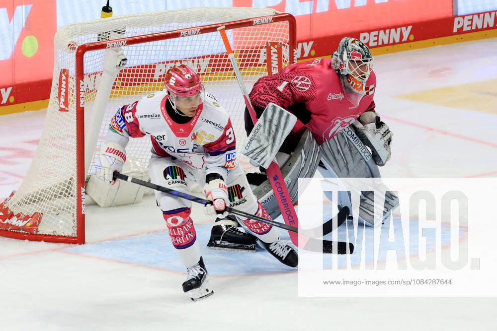 DEU, GER, Ice Hockey, Match Day, 2026–27 Season, Berlin, Eisbären Berlin vs. Grizzly Wolfsburg, Yannick Veilleux (Eisbären Berlin 38), Dustin Strahlmeier (Grizzly Wolfsburg 1), nordphoto GmbH, Engler, City, Über Arena, State, Country