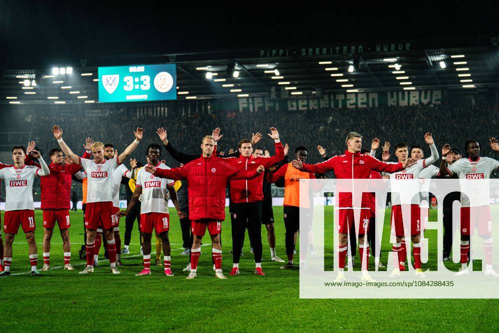 3rd Division, Matchday 8, SC Preußen Münster vs. Rot Weiss Essen at the LVM Preußenstadion; the Essen team in front of the fan section. IMPORTANT NOTICE: In accordance with DFB and DFL regulations, it is prohibited to use or allow the use of photographs taken in the stadium and or during the game in the form of sequential images and or video-like photo sequences.