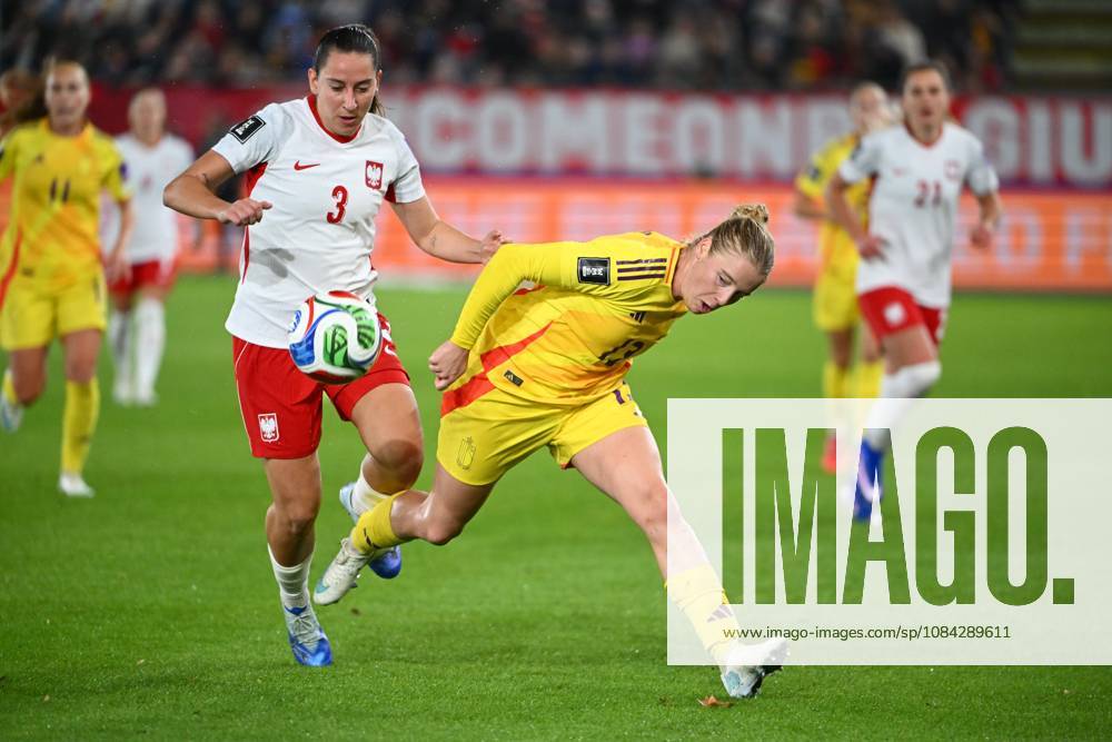 Belgium v Poland - FIFA Women s World Cup 2027 UEFA Qualifiers LEUVEN, BELGIUM - OCTOBER 09 : Wiktoria Zieniewicz of Poland fights for the ball with Dhont Elena forward of Belgium during the FIFA Women s World Cup 2027 UEFA European Qualifiers play-offs round 1 path 2 first leg match between Belgium and Poland on October 9, 2026 in Leuven, Belgium, 09 10 2026 Leuven Belgium