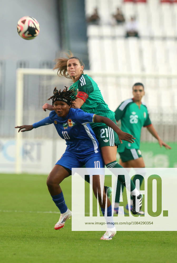 Algerie vs Republique centrafricaine feminine (Qualifications JO Dafeur Marine Alfreda (R) Joueuse d Algerie se bat pour le ballon, avec Dongole Tidot Rachelle de Republique centrafricaine, lors du match Algerie contre Republique centrafricaine feminine, Qualifications JO Los Angeles 2028, au Stade de 5 Juillet a Alger, en Algerie, le 09 Octobre 2026 (Photo By Billel Bensalem APPImages) Alger Algerie