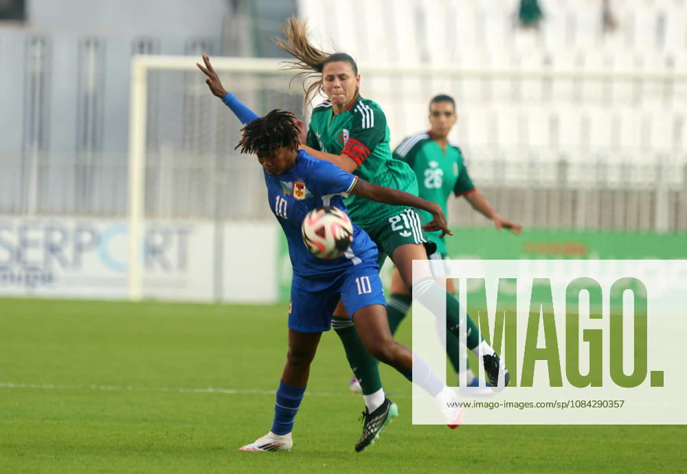 Algerie vs Republique centrafricaine feminine (Qualifications JO Dafeur Marine Alfreda (R) Joueuse d Algerie se bat pour le ballon, avec Dongole Tidot Rachelle de Republique centrafricaine, lors du match Algerie contre Republique centrafricaine feminine, Qualifications JO Los Angeles 2028, au Stade de 5 Juillet a Alger, en Algerie, le 09 Octobre 2026 (Photo By Billel Bensalem APPImages) Alger Algerie