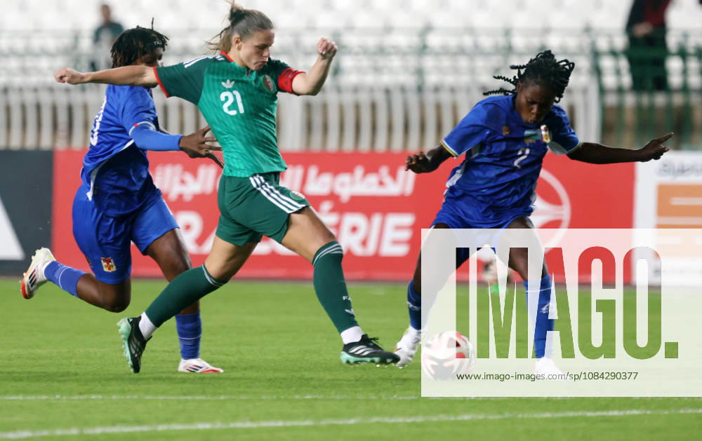 Algerie vs Republique centrafricaine feminine (Qualifications JO Ould Marine Alfreda (C) Joueuse d Algerie se bat pour le ballon,, lors du match Algerie contre Republique centrafricaine feminine, Qualifications JO Los Angeles 2028, au Stade de 5 Juillet a Alger, en Algerie, le 09 Octobre 2026 (Photo By Billel Bensalem APPImages) Alger Algerie