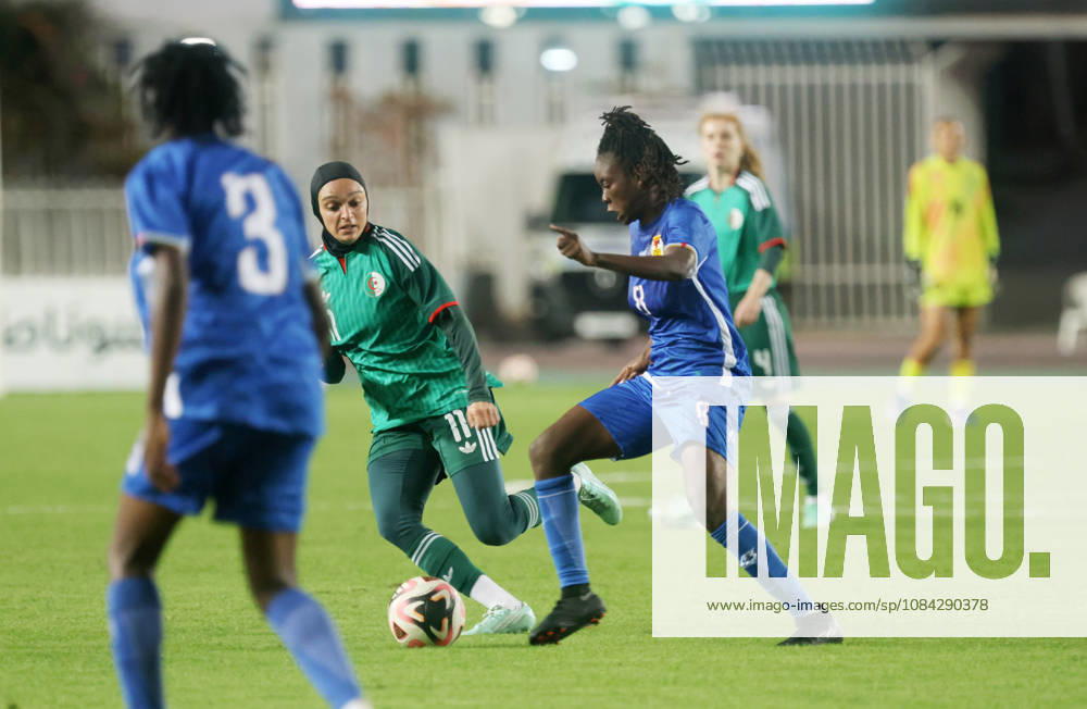 Algerie vs Republique centrafricaine feminine (Qualifications JO BoussahaLina (C) Joueuse d Algerie se bat pour le ballon, avec Yemela Emestine Raphaella (R) de Republique centrafricaine, lors du match Algerie contre Republique centrafricaine feminine, Qualifications JO Los Angeles 2028, au Stade de 5 Juillet a Alger, en Algerie, le 09 Octobre 2026 (Photo By Billel Bensalem APPImages) Alger Algerie