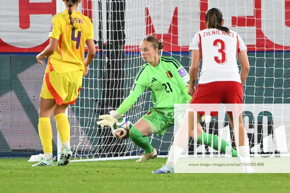 Belgium v Poland - FIFA Women s World Cup 2027 UEFA Qualifiers LEUVEN, BELGIUM - OCTOBER 09 : Seynhaeve Lowiese goalkeeper of Belgium stops the ball during the FIFA Women s World Cup 2027 UEFA European Qualifiers play-offs round 1 path 2 first leg match between Belgium and Poland on October 9, 2026 in Leuven, Belgium, 09 10 2026 Leuven Belgium