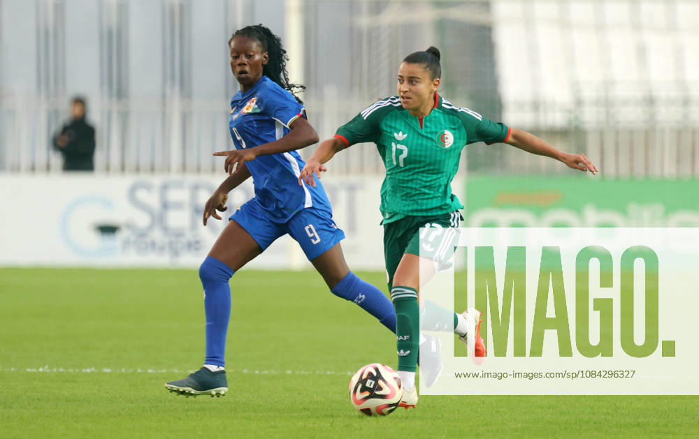 Algerie vs Republique centrafricaine feminine (Qualifications JO Belhoumou Ines (R) Joueuse d Algerie se bat pour le ballon, avec Padou Mandazou de Republique centrafricaine, lors du match Algerie contre Republique centrafricaine feminine, Qualifications JO Los Angeles 2028, au Stade de 5 Juillet a Alger, en Algerie, le 09 Octobre 2026 (Photo By Billel Bensalem APPImages) Alger Algerie