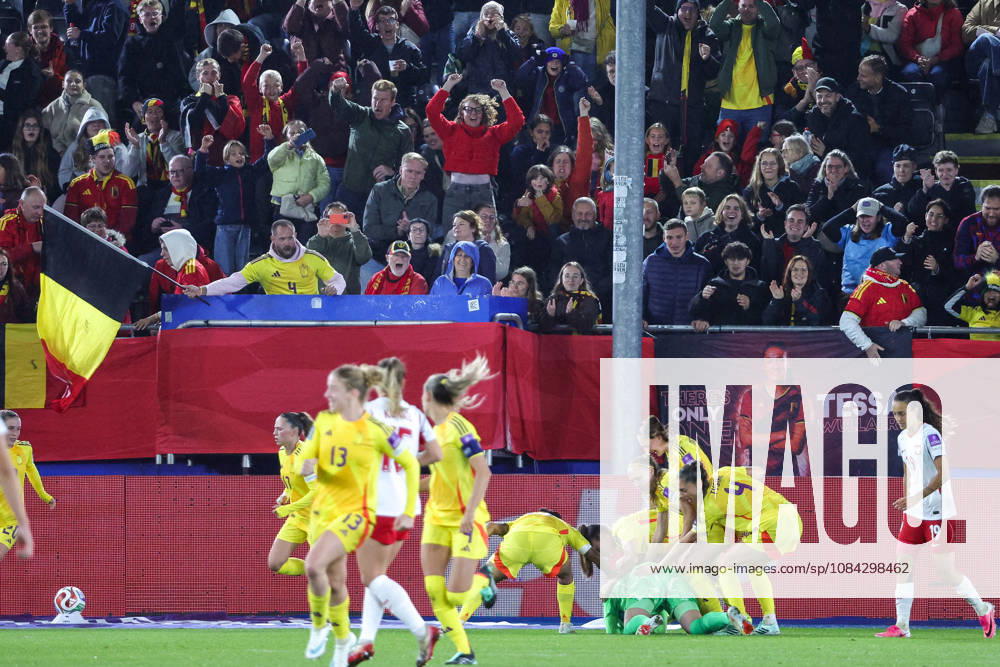 SOCCER WOMEN UEFA BELGIUM VS SCOTLAND Belgian players congratulating goalkeeper Lowiese Seynhaeve (21) of Belgium for her save during a women football game between the national teams of Belgium , called the Red Flames , and Poland on Round 1 of Play Offs, first leg of the 2026-27 UEFA Women s European Qualifiers competition , on Saturday 9 October 2026 in Leuven , BELGIUM . PHOTO SPORTPIX Sevil OKTEM Leuven Den Dreef BELGIUM