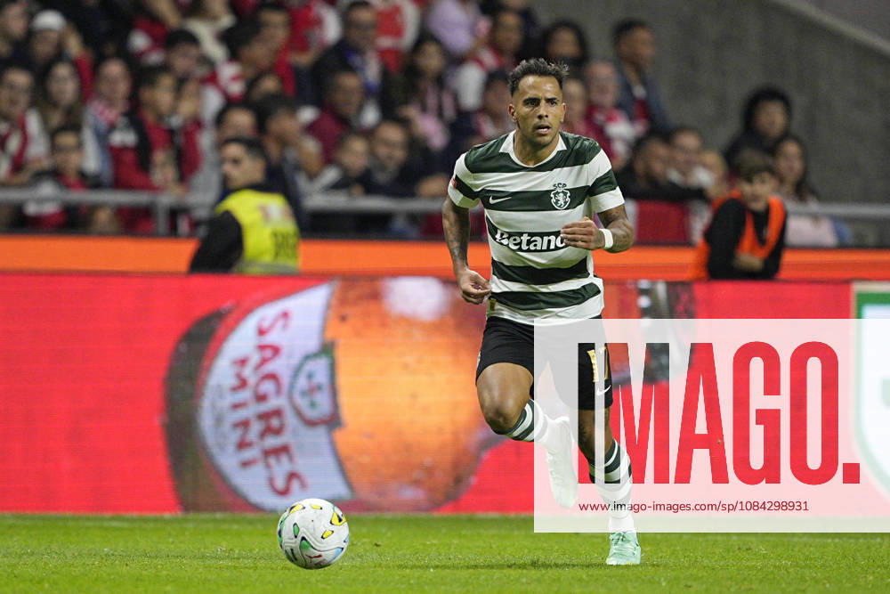 Rodrigo Zalazar of Sporting CP controls the ball during the match between SC Braga v Sporting CP at Estádio Municipal de Braga on October 9, 2026 in Braga, Portugal (Photo by Pedro Loureiro Sports Press Photo SPP)