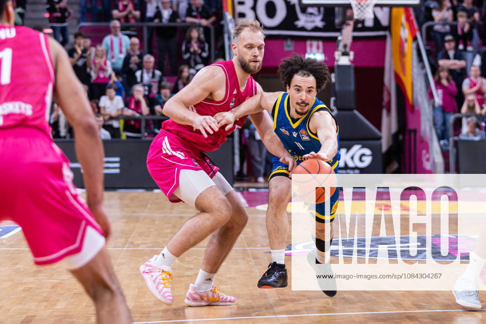 EasyCredit Basketball Bundesliga, Telekom Baskets Bonn vs. Science City Jena, October 9, 2026; Isaiah Moses (Science City Jena) 11 and Melvin Jostmann (Telekom Baskets Bonn) 12; easyCredit Basketball Bundesliga, Telekom Baskets Bonn vs. Science City Jena, October 9, 2026, Telekom Dome Bonn