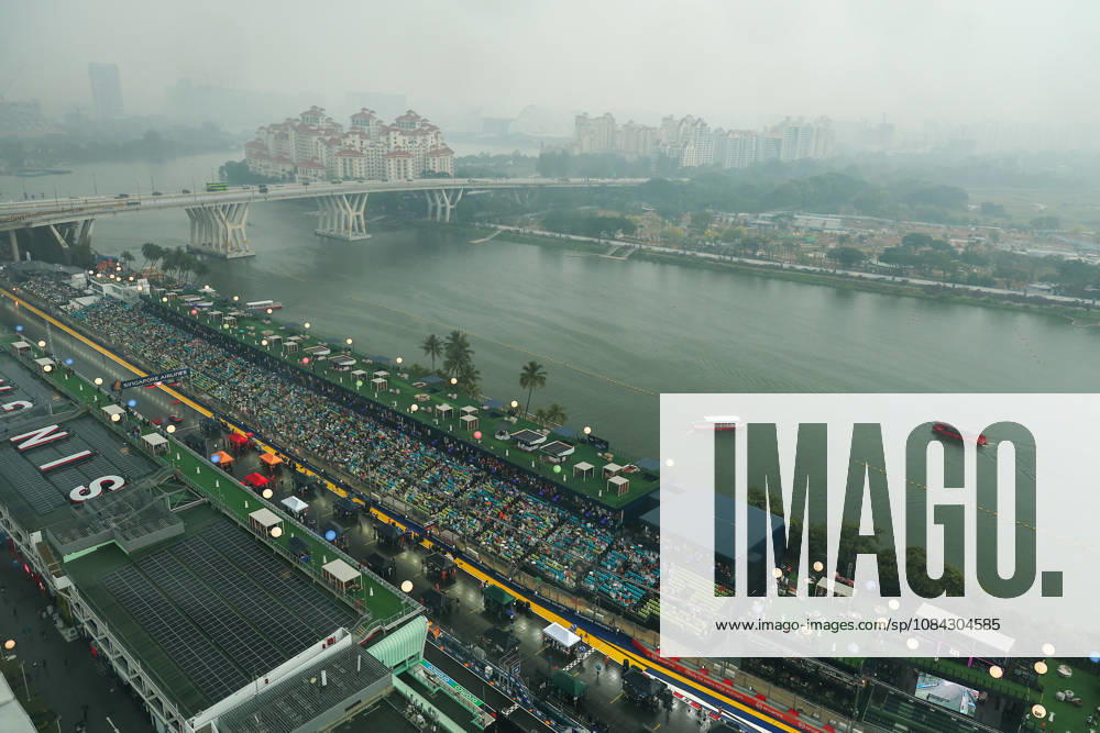 2026 Formula 1 Singapore Grand Prix SINGAPORE - OCT 10: Rain and haze affecting Singapore force the Sprint Session to delay, during the Formula One Grand Prix of Singapore, at the Marina Bay Street Circuit in Singapore, on October 10, 2026. Daniel Ceng Anadolu Singapore Singapore. Editorial use only. Please get in touch for any other usage.