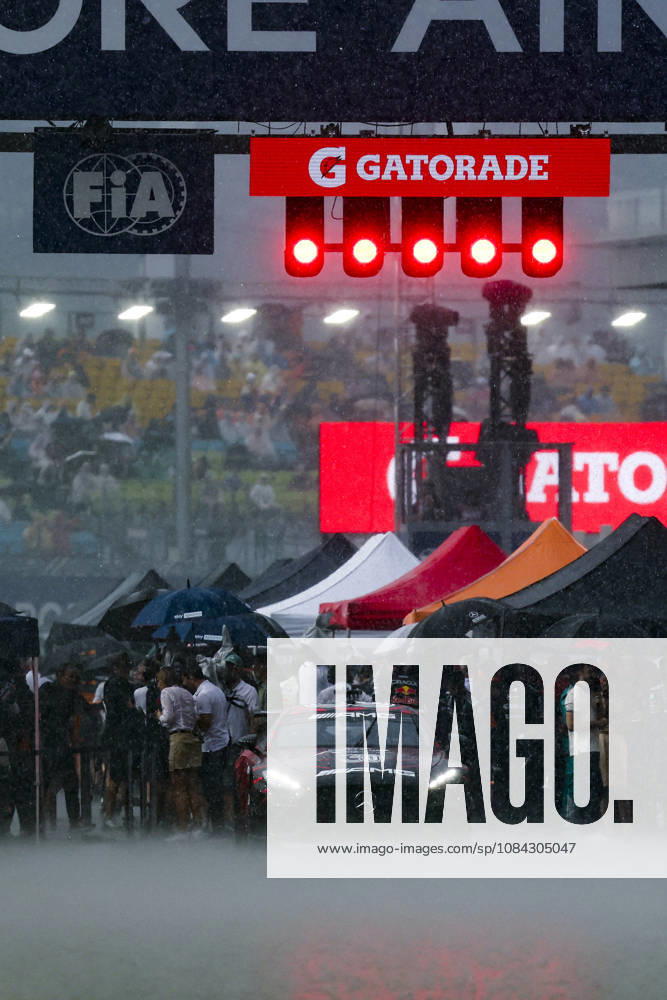 F1 - SINGAPORE GRAND PRIX 2026 starting grid, safety car, rain, pluie, during the 2026 Formula 1 Singapore Grand Prix, 17th round of the 2026 Formula One World Championship, WM, Weltmeisterschaft from October 9 to 11, 2026 on the Marina Bay Street Circuit, in Singapore, Singapore - SingaporeSingapore