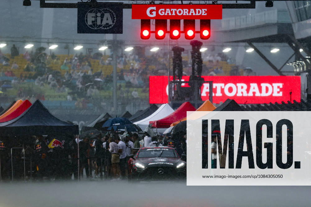 F1 - SINGAPORE GRAND PRIX 2026 starting grid, safety car, rain, pluie, during the 2026 Formula 1 Singapore Grand Prix, 17th round of the 2026 Formula One World Championship, WM, Weltmeisterschaft from October 9 to 11, 2026 on the Marina Bay Street Circuit, in Singapore, Singapore - SingaporeSingapore