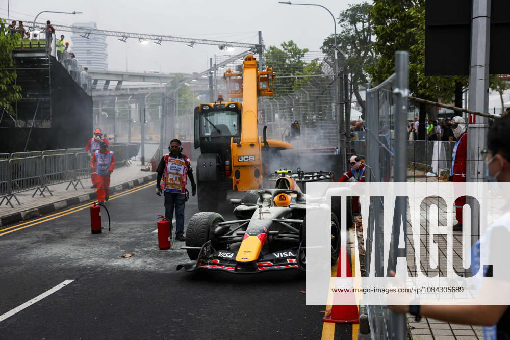 F1 - SINGAPORE GRAND PRIX 2026 06 HADJAR Isack (fra), Red Bull Racing Ford RB22, technical issues, retirement during the 2026 Formula 1 Singapore Grand Prix, 17th round of the 2026 Formula One World Championship, WM, Weltmeisterschaft from October 9 to 11, 2026 on the Marina Bay Street Circuit, in Singapore, Singapore - SingaporeSingapore