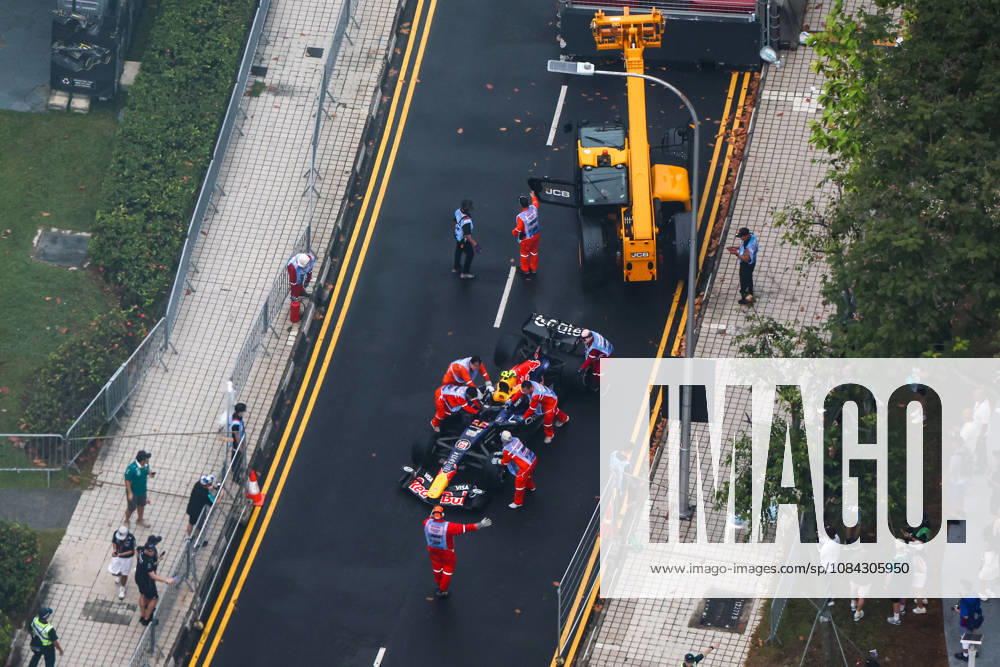 2026 Formula 1 Singapore Grand Prix SINGAPORE - OCT 10: The car of Red Bull s driver Isack hadjar is towed away after it crashed, during the Sprint Session at the Formula One Grand Prix of Singapore, at the Marina Bay Street Circuit in Singapore, on October 10, 2026. Daniel Ceng Anadolu Singapore Singapore. Editorial use only. Please get in touch for any other usage.