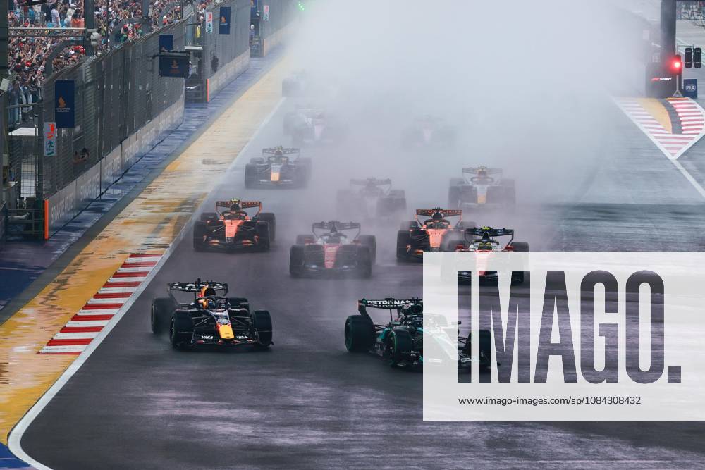 Start, 03 VERSTAPPEN Max (NLD), Red Bull Racing Ford RB22, action 63 RUSSELL George (GBR), Mercedes AMG F1 Team W17, action F1 GP 17 Singapore 2026 F1 GP 17 Singapore 2026 81 PIASTRI Oscar (AUS), McLaren F1 Team MCL40, action F1 GP 17 Singapore 2026 Singapore