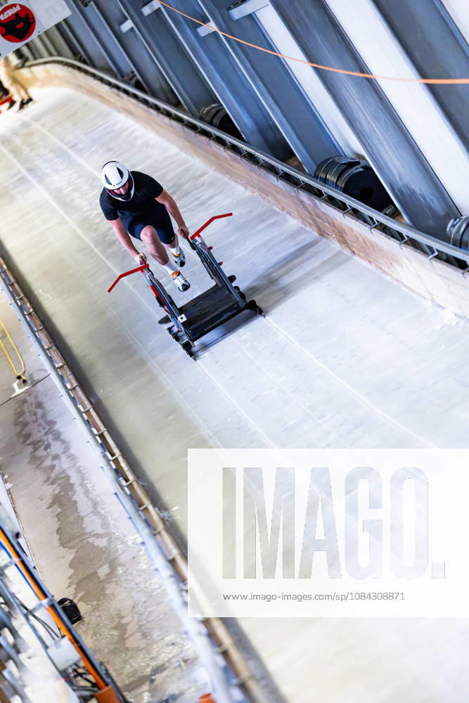 GER, Bobsleigh, Season 26–27, Men, Central Performance Test in Bobsleigh: Push Test. Traditionally, German bobsled pilots and their pushers have gathered in Oberhof for a test of strength. 98559 Oberhof LOTTO Thuringia EISARENA Oberhof Training Hall Start Facility Thuringia Germany