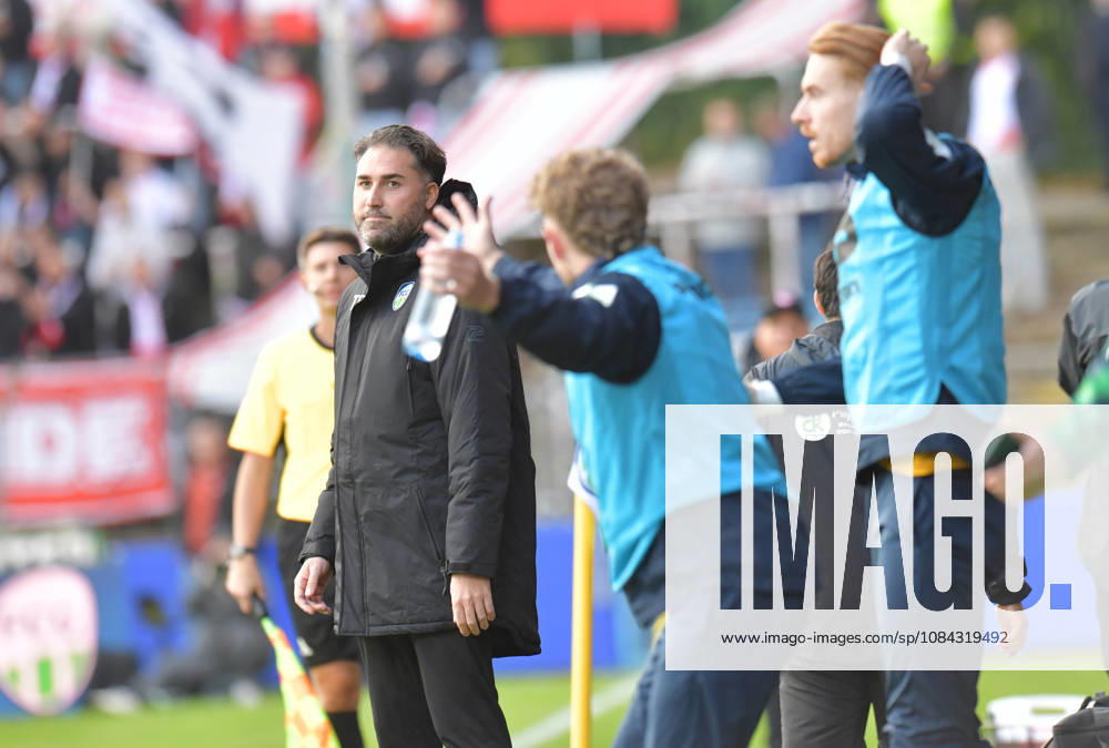 GER, Soccer, Regionalliga West, 2026–2027 Season, Matchday 12, Ohlendorf Stadium in Heidewald, Gütersloh FC vs. SF Siegen 0–5, Julian Hesse, FC Gütersloh Coach, Action, Single Frame, Landscape, Facial Expressions, Gestures, Coach