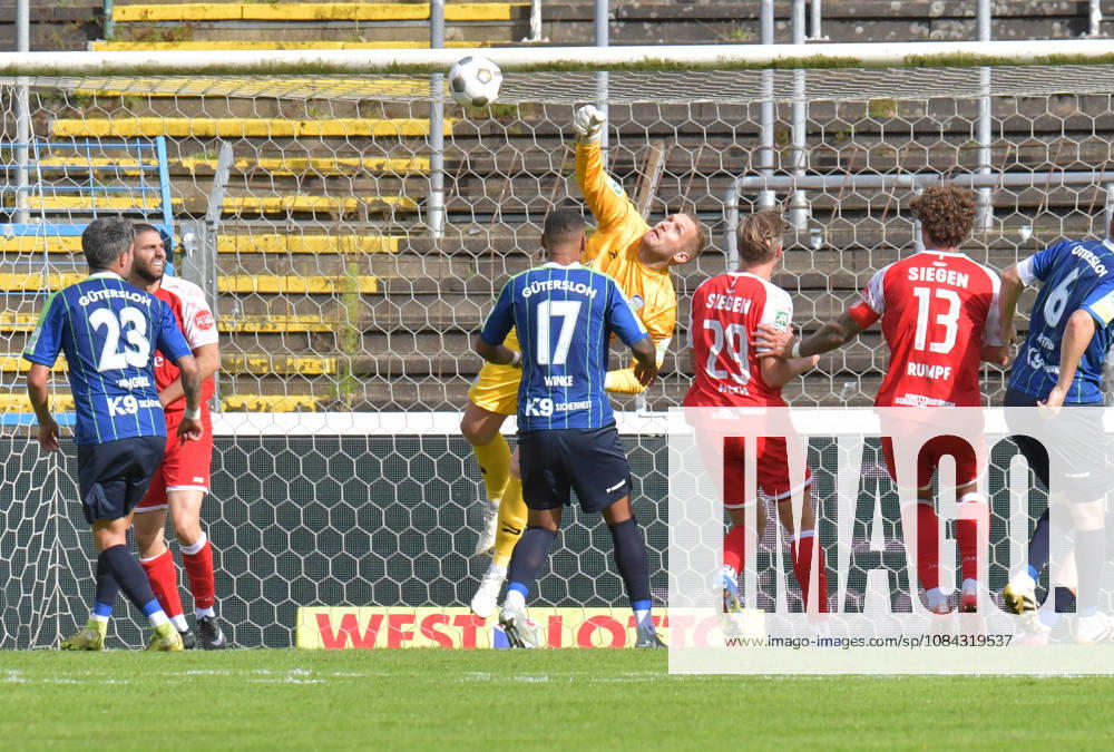 GER, Soccer, Regionalliga West, 2026–2027 Season, Matchday 12, Ohlendorf Stadium in Heidewald, Gütersloh FC vs. Gütersloh SF Siegen 0–5: Jarno Peters (FC Gütersloh) blocks the ball; Serhat Semih Güler (SF Siegen) capitalizes on the rebound to make it 0–2—action, still image, wide shot, goalkeeper, save