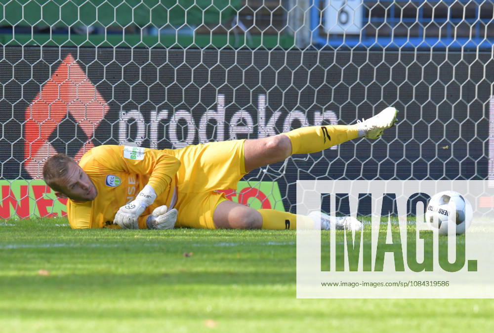 GER, Soccer, Regionalliga West, 2026–2027 Season, Matchday 12, Ohlendorf Stadium in Heidewald, Gütersloh FC vs. SF Siegen 0–5 Jarno Peters of FC Gütersloh saves a penalty kick, action, still image, horizontal, goalkeeper, keeper, save