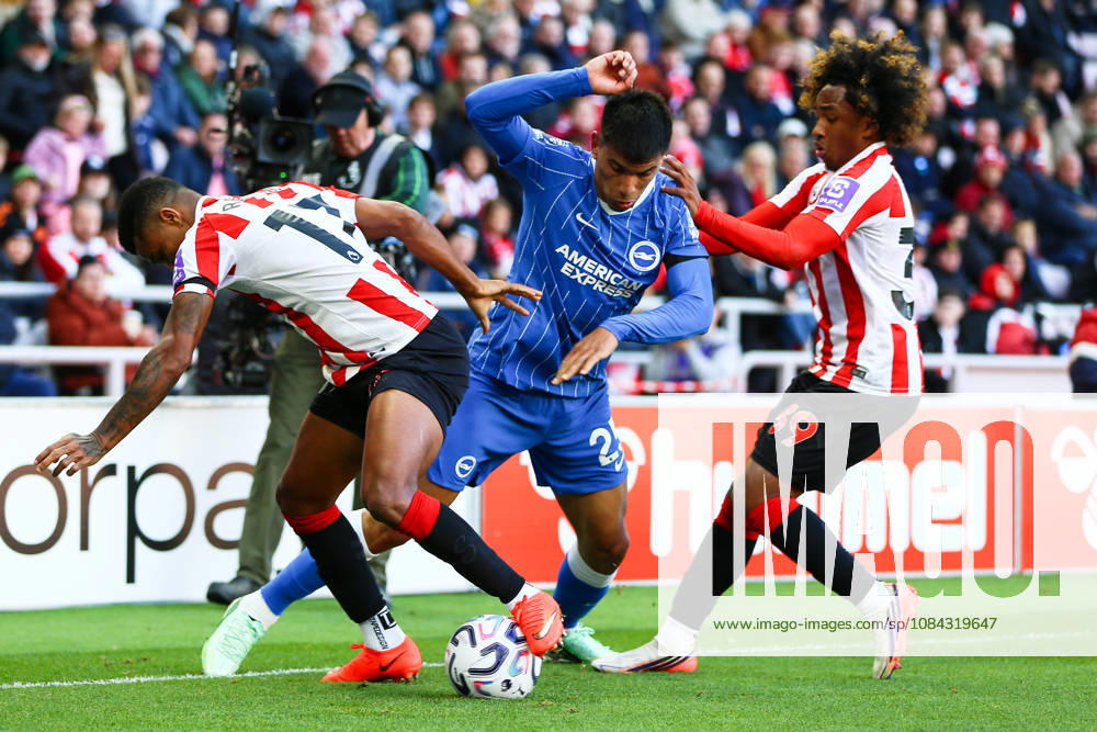 SUNDERLAND, ENGLAND, OCTOBER 10: Reinildo Mandava of Sunderland AFC (L), Diego Gómez of Brighton & Hove Albion (M) and Malick Fofana of Sunderland AFC (R) vie against each other during a Premier League 2026-27 match between Sunderland AFC and Brighton & Hove Albion at the Stadium of Light on October 10, 2026 in Sunderland, England. (Photo by Zach Forster Sports Press Photo)