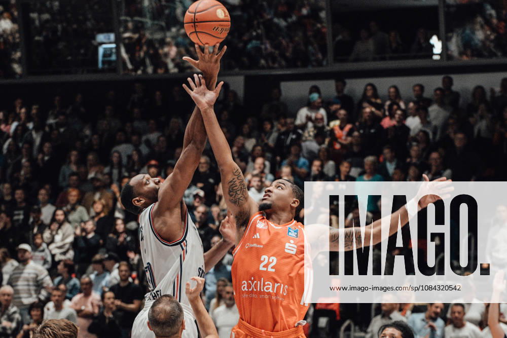 EasyCredit Basketball Bundesliga, Matchday 5, Niners Chemnitz vs. Bayern Munich, October 10, 2026, starting at 4:00 p.m., Chemnitz, Chemnitz Arena. Pictured: No. 22 Nighaeal Ceaser, No. 50 Austin Wiley. easyCredit Basketball Bundesliga, Matchday 5, Niners Chemnitz vs. Bayern Munich, Chemnitz, Saxony, Germany
