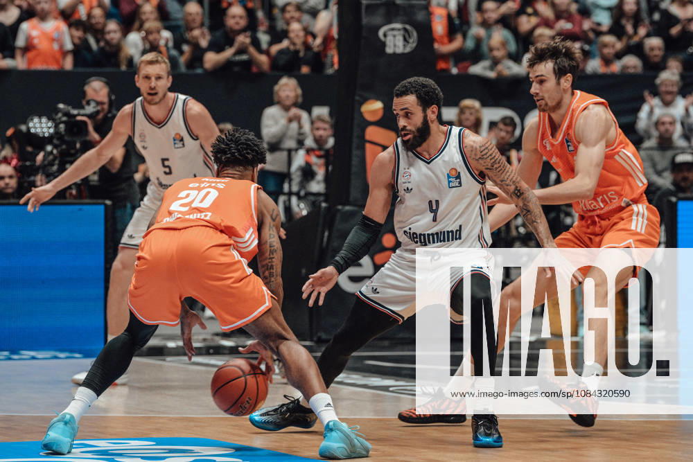 EasyCredit Basketball Bundesliga, Matchday 5, Niners Chemnitz vs. Bayern Munich, October 10, 2026, starting at 4:00 p.m., Chemnitz, Chemnitz Arena. Pictured: 20 Urald King, 04 Duane Washington Jr., 90 Jannis von Seckendorf easyCredit Basketball Bundesliga, Matchday 5, Niners Chemnitz vs. Bayern Munich, Chemnitz, Saxony, Germany