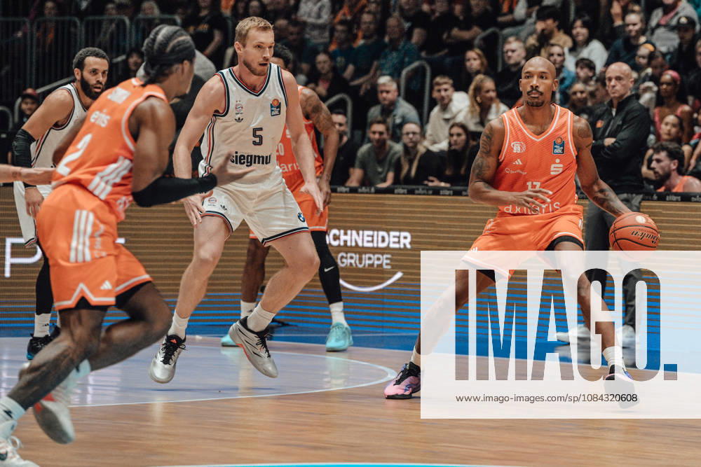EasyCredit Basketball Bundesliga, Matchday 5, Niners Chemnitz vs. Bayern Munich, October 10, 2026, starting at 4:00 p.m., Chemnitz, Chemnitz Arena. In photo 05: Niels Giffey, 17 Darion Atkins easyCredit Basketball Bundesliga, Matchday 5, Niners Chemnitz vs. Bayern Munich, Chemnitz, Saxony, Germany