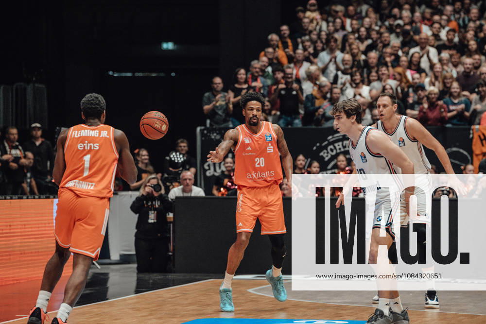 EasyCredit Basketball Bundesliga, Matchday 5, Niners Chemnitz vs. Bayern Munich, October 10, 2026, starting at 4:00 p.m., Chemnitz, Chemnitz Arena. In Photo 01: Phlandrous Fleming Jr., 20 Urald King, easyCredit Basketball Bundesliga, Matchday 5, Niners Chemnitz vs. Bayern Munich, Chemnitz, Saxony, Germany