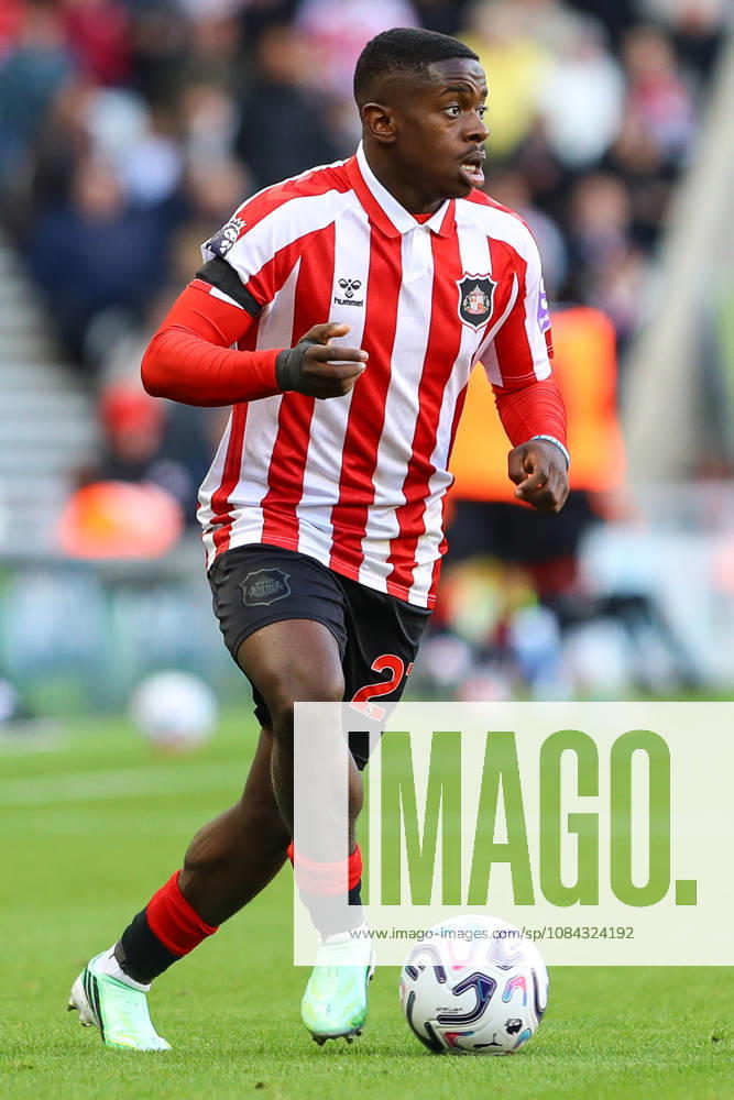 SUNDERLAND, ENGLAND, OCTOBER 10: Noah Sadiki of Sunderland AFC dribbles the ball during a Premier League 2026-27 match between Sunderland AFC and Brighton & Hove Albion at the Stadium of Light on October 10, 2026 in Sunderland, England. (Photo by Zach Forster Sports Press Photo)