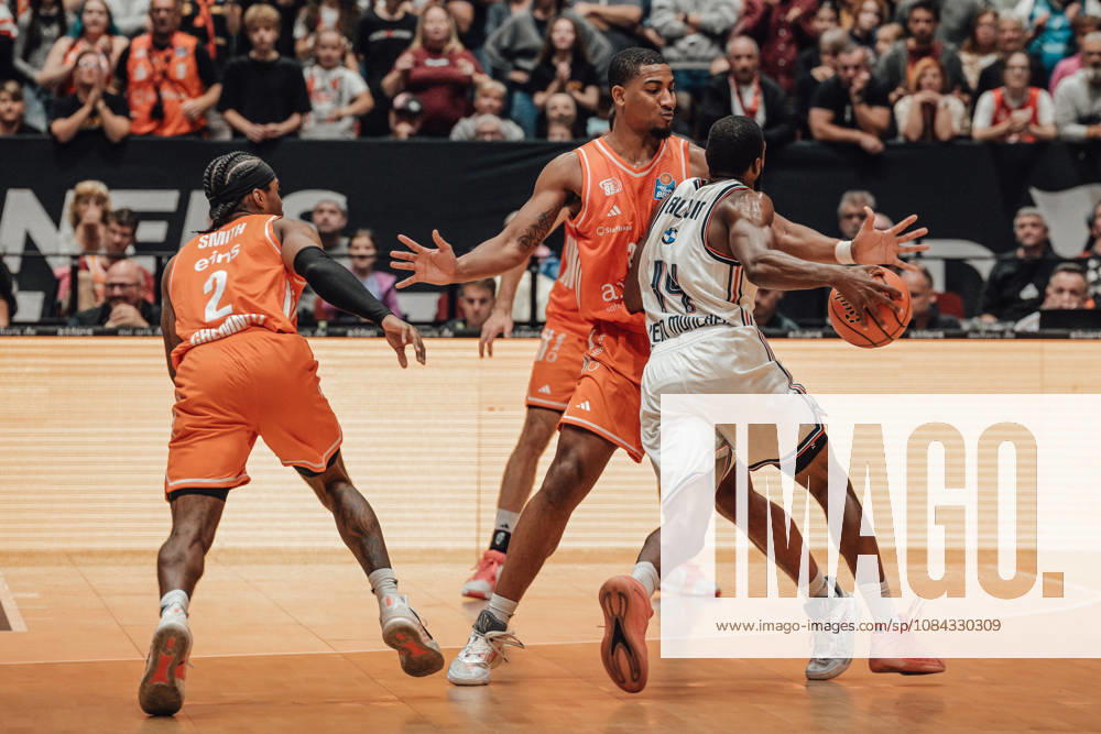 EasyCredit Basketball Bundesliga, Matchday 5, Niners Chemnitz vs. Bayern Munich, October 10, 2026, starting at 4:00 p.m., Chemnitz, Chemnitz Arena. In the photo: No. 02 Stefan Smith, No. 22 Nighaeal Ceaser, easyCredit Basketball Bundesliga, Matchday 5, Niners Chemnitz vs. Bayern Munich, Chemnitz, Saxony, Germany