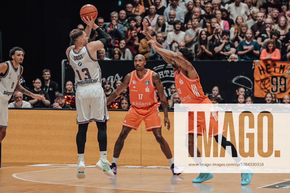 EasyCredit Basketball Bundesliga, Matchday 5, Niners Chemnitz vs. Bayern Munich, October 10, 2026, starting at 4:00 p.m., Chemnitz, Chemnitz Arena. Pictured: 17 Darion Atkins, 13 Andreas Obst, 20 Urald King. easyCredit Basketball Bundesliga, Matchday 5, Niners Chemnitz vs. Bayern Munich, Chemnitz, Saxony, Germany