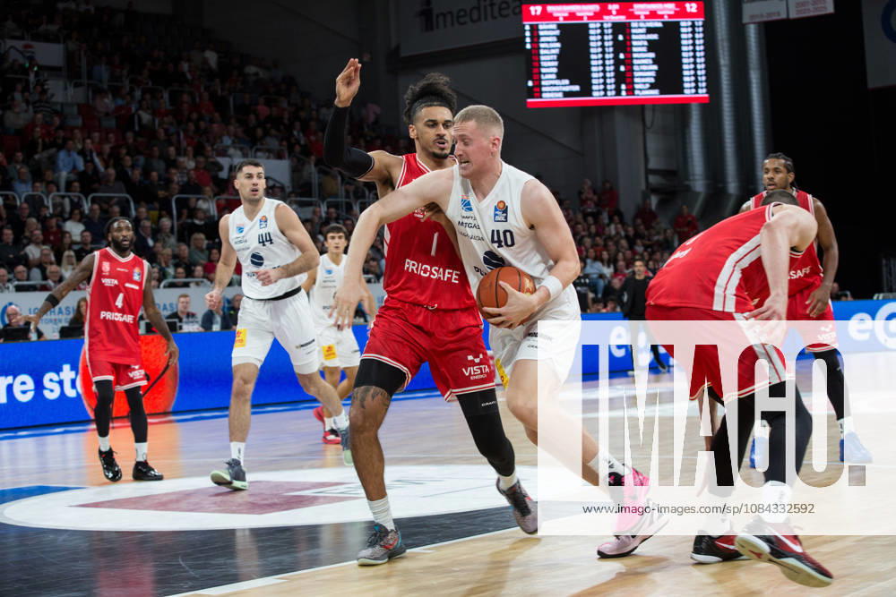 Bamberg, Germany, October 10, 2026; easyCredit BBL 2026–2027, Matchday 5; BMA365 Bamberg Baskets vs. Syntainics MBC; Pictured, from left: Jonathan Bähre (Bamberg) and Collin Welp (MBC Weißenfels); Brose Arena, Bavaria