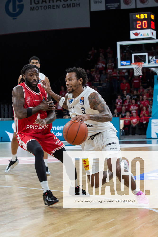 Bamberg, Germany, October 10, 2026; easyCredit BBL 2026–2027, Matchday 5; BMA365 Bamberg Baskets vs. Syntainics MBC; Pictured, from left: Jordan Jones (Bamberg) and DeLonnie Hunt (MBC Weißenfels); Brose Arena, Bavaria