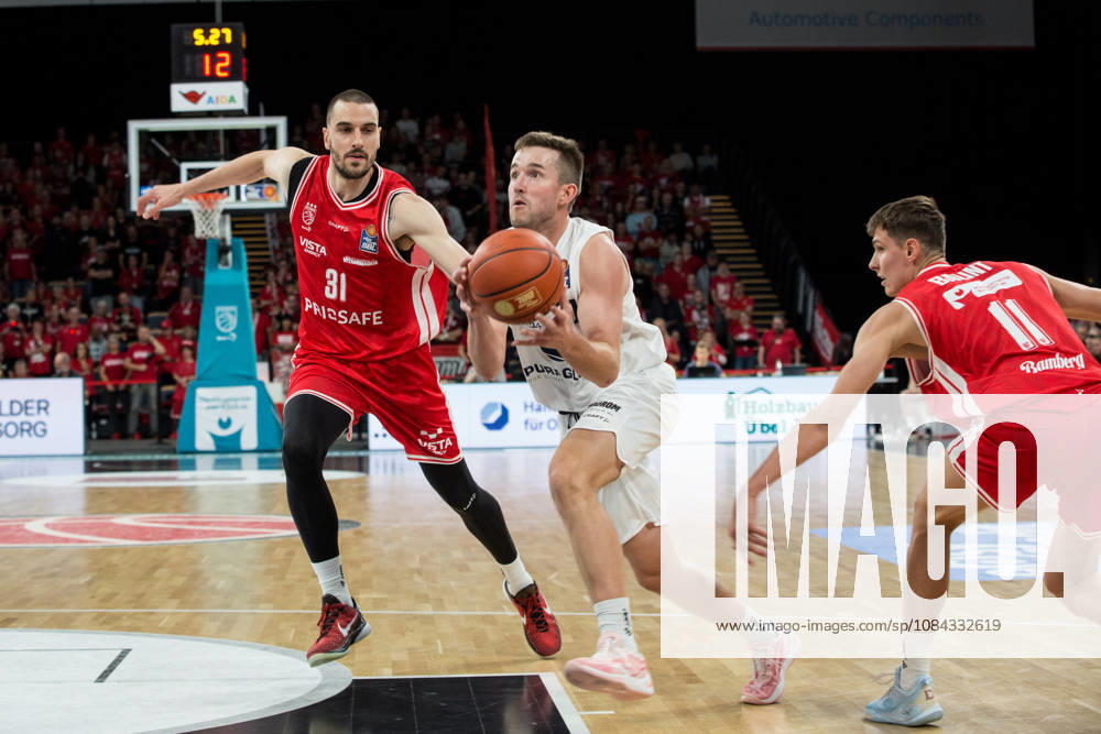 Bamberg, Germany, October 10, 2026; easyCredit BBL 2026–2027, Matchday 5; BMA365 Bamberg Baskets vs. Syntainics MBC; Pictured, from left: Daniel Keppeler (Bamberg) and Spencer Reaves (MBC Weißenfels); Brose Arena, Bavaria