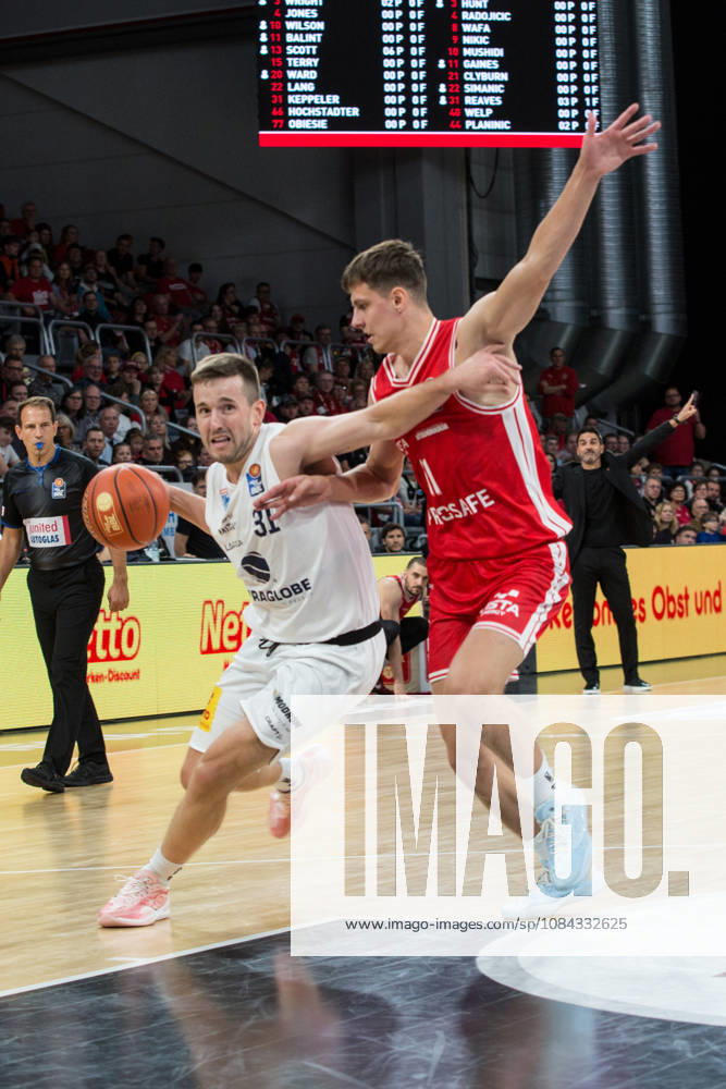 Bamberg, Germany, October 10, 2026; easyCredit BBL 2026–2027, Matchday 5; BMA365 Bamberg Baskets vs. Syntainics MBC; Pictured, from left, in a one-on-one matchup: Spencer Reaves (MBC Weißenfels) vs. Richard Balint (Bamberg); Brose Arena, Bavaria