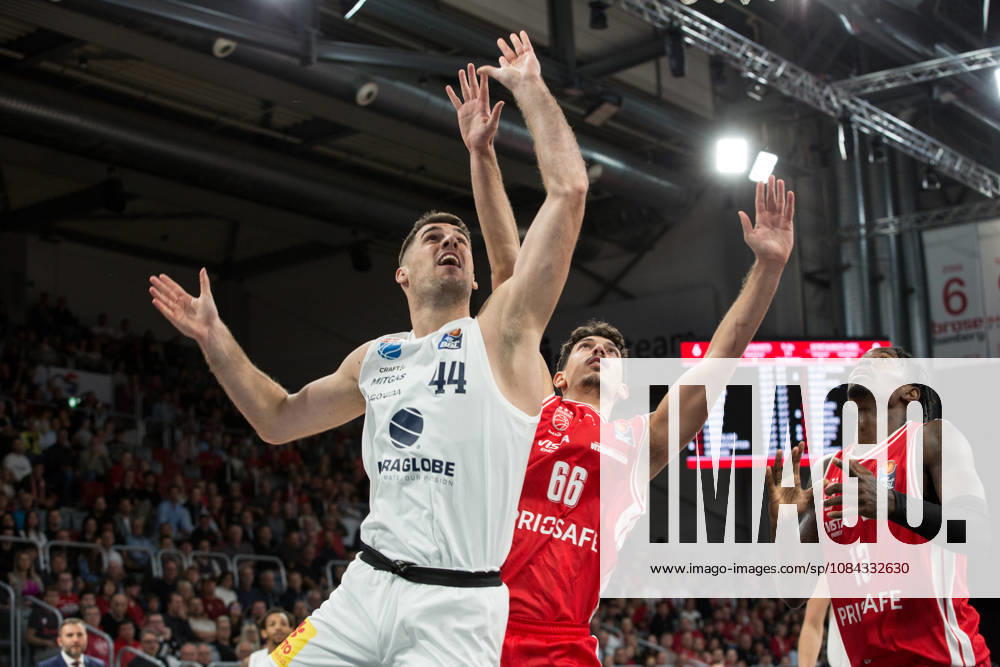 Bamberg, Germany, October 10, 2026; easyCredit BBL 2026–2027, Matchday 5; BMA365 Bamberg Baskets vs. Syntainics MBC; Pictured, from left: Jure Planinic of MBC Weißenfels and Yual Hochstadter of Bamberg; Brose Arena, Bavaria