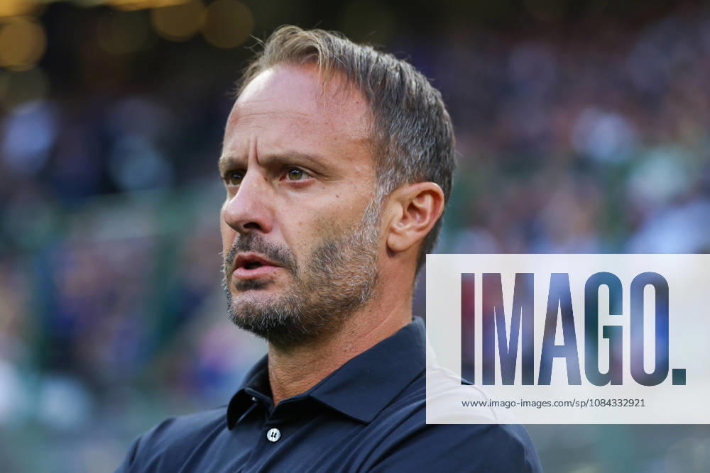 IPA89510637 - Alberto Gilardino, head coach of Parma Calcio 1913, watches during the Serie A Enilive 2026 27 soccer match between FC Internazionale and Parma Calcio 1913.