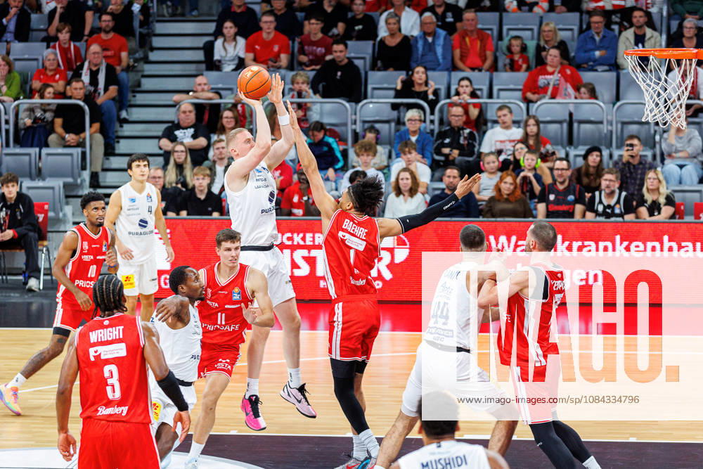 Collin Welp, Syntainics MBC, 40; Jonathan Baehre, BMA365 Bamberg Baskets, 01; BMA365 Bamberg Baskets vs. Syntainics MBC, Basketball, easyCredit BBL, Matchday 5, October 10, 2026 BMA365 Bamberg Baskets vs. Syntainics MBC, Basketball, easyCredit BBL, Matchday 5, October 10, 2026 Bamberg