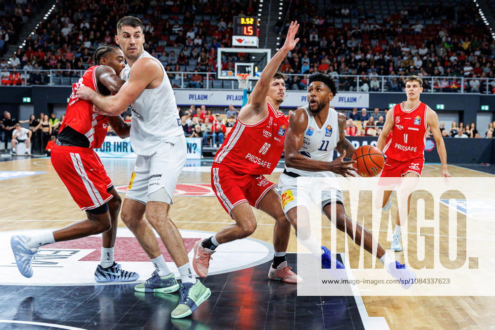 Yuval Hochstadter, BMA365 Bamberg Baskets, 66; Anthony Gaines, Syntainics MBC, 11; BMA365 Bamberg Baskets vs. Syntainics MBC, Basketball, easyCredit BBL, Matchday 5, October 10, 2026 BMA365 Bamberg Baskets vs. Syntainics MBC, Basketball, easyCredit BBL, Matchday 5, October 10, 2026 Bamberg