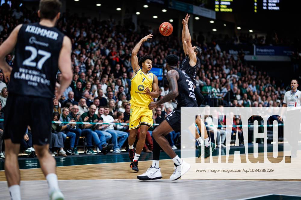 Jack Kayil of Alba Berlin goes head-to-head with Ejiofor Onu of the Gladiators Trier and Jordan Roland of the Gladiators Trier; Action: Vet Concept Gladiators Trier vs. Alba Berlin, Basketball, easyCredit BBL, Matchday 5, 2026–2027 Season, October 10, 2026, Vet Concept Gladiators Trier vs. Alba Berlin, Basketball, easyCredit BBL, Matchday 5, 2026–2027 season