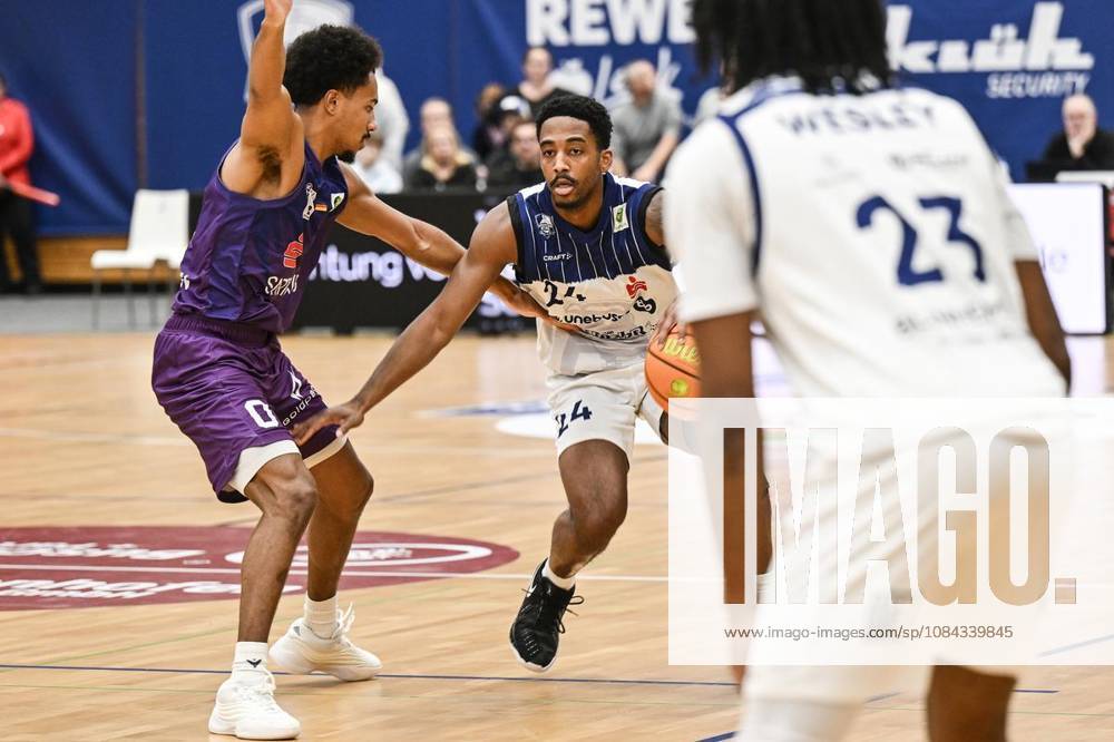 Basketball 2 Bundesliga ProA VfL Sparkassen Stars Bochum vs. BG Göttingen ** ** **JAMONTA BLACK, VfL Sparkassen Stars Bochum, in blue and white, will play against BG Göttingen, in purple, on Saturday, October 10, 2026, in the Basketball 2 Bundesliga ProA at the Rundsporthalle in Bochum, Germany (North Rhine-Westphalia), Bochum. Copyright VladimirxWegener