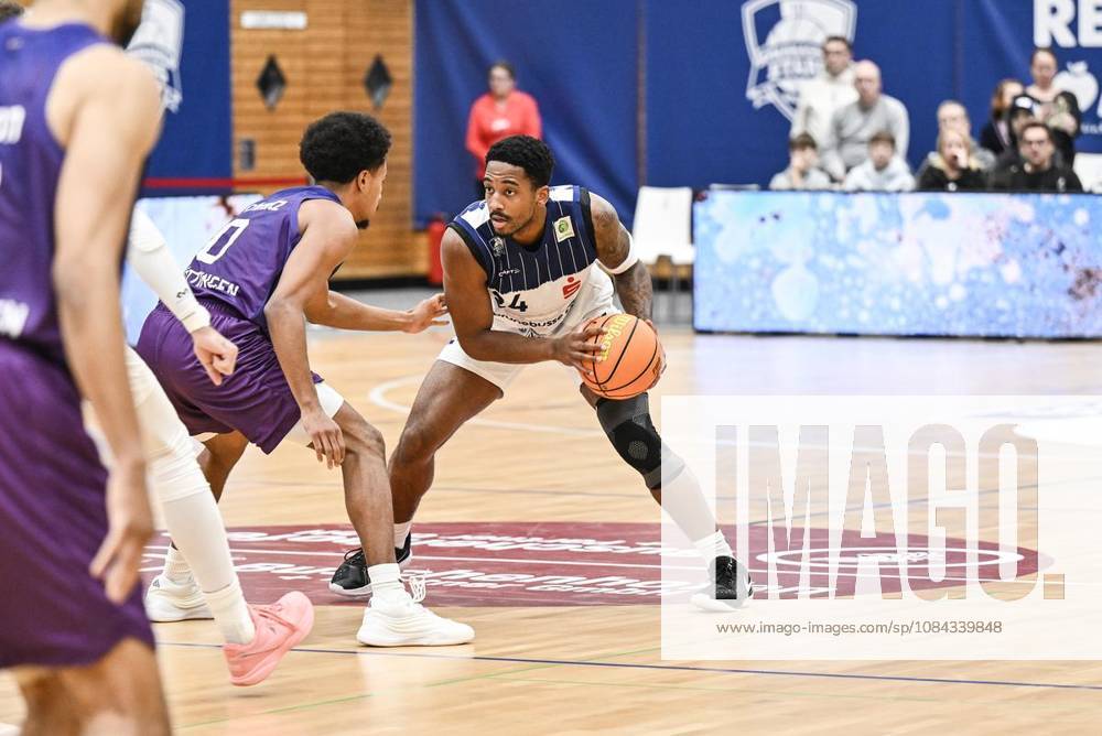 Basketball 2 Bundesliga ProA VfL Sparkassen Stars Bochum vs. BG Göttingen ** ** **JAMONTA BLACK, VfL Sparkassen Stars Bochum, in blue and white, will play against BG Göttingen, in purple, on Saturday, October 10, 2026, in the Basketball 2 Bundesliga ProA at the Rundsporthalle in Bochum, Germany (North Rhine-Westphalia), Bochum. Copyright VladimirxWegener