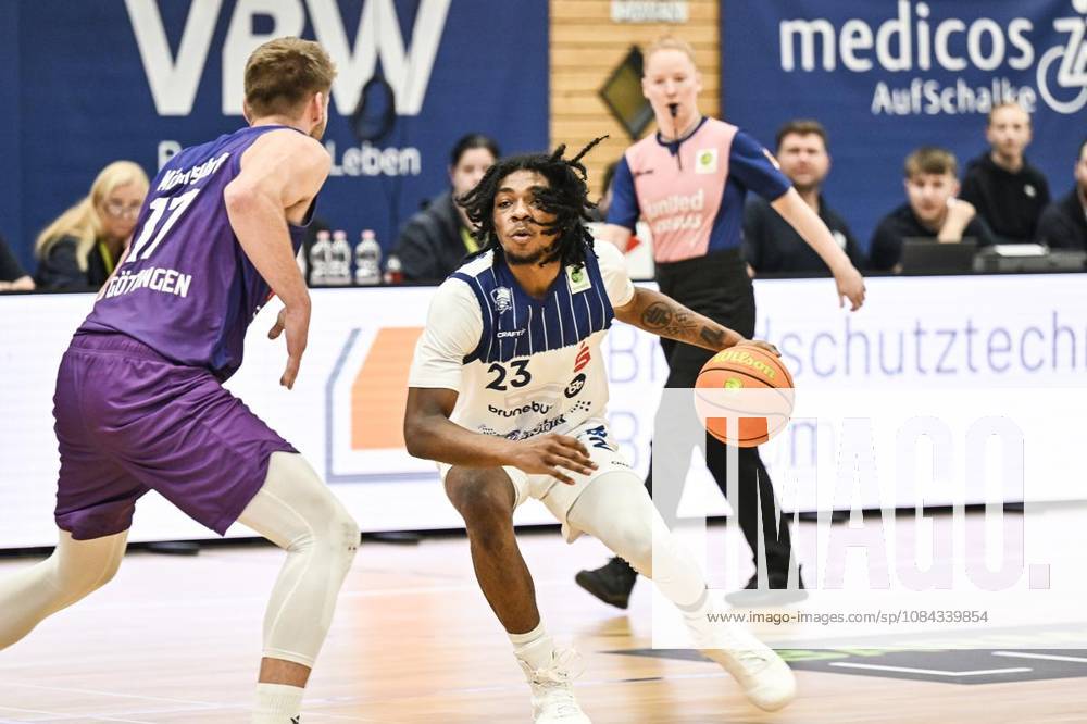 Basketball 2 Bundesliga ProA VfL Sparkassen Stars Bochum vs. BG Göttingen ** ** **JAYLEN WESLEY, VfL Sparkassen Stars Bochum, in blue and white, will play against BG Göttingen, in purple, on Saturday, October 10, 2026, in the Basketball 2 Bundesliga ProA at the Rundsporthalle in Bochum, Germany (North Rhine-Westphalia), Bochum. Copyright VladimirxWegener