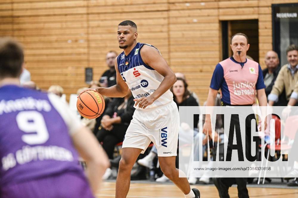 Basketball 2 Bundesliga ProA VfL Sparkassen Stars Bochum vs. BG Göttingen ** ** **GABRIEL KUKU, VfL Sparkassen Stars Bochum, in blue and white, will play against BG Göttingen, in purple, on Saturday, October 10, 2026, in the Basketball 2 Bundesliga ProA at the Rundsporthalle in Bochum, Germany (North Rhine-Westphalia), Bochum. Copyright VladimirxWegener