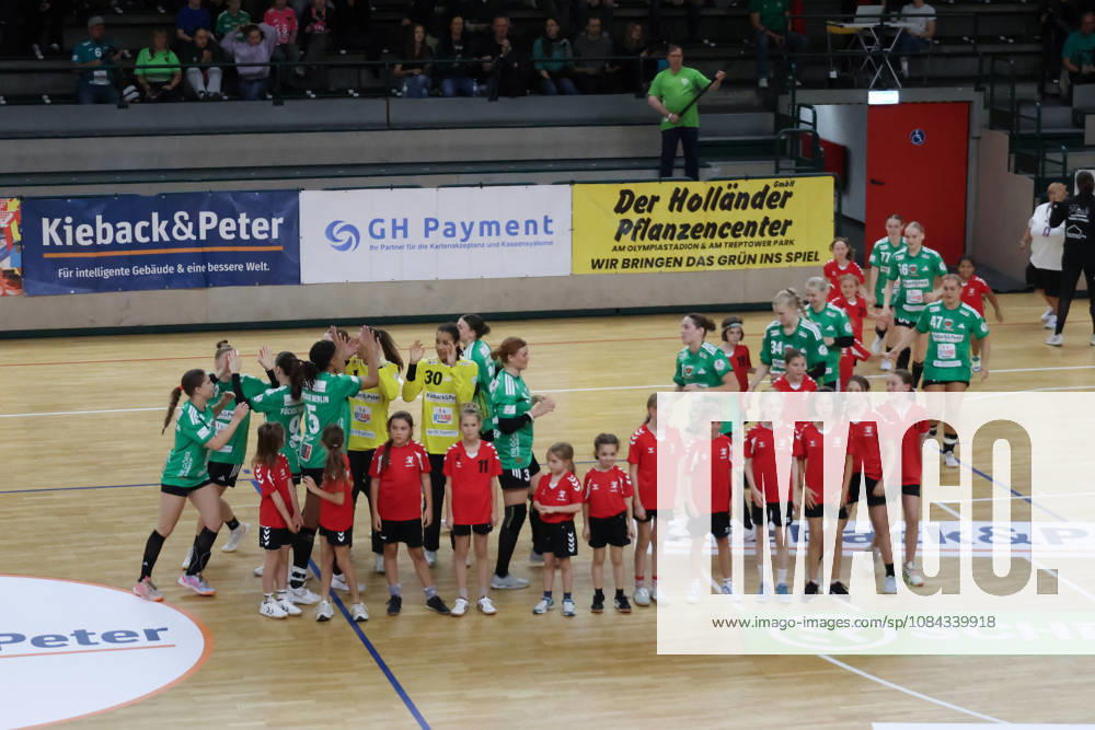 Reinickendorfer Füchse Women vs. SG Nürtingen Zizishausen, Matchday 5, 2nd Bundesliga, HBF, Handball, Sömmeringhalle; the Füchse Berlin take the court. Berlin, Germany