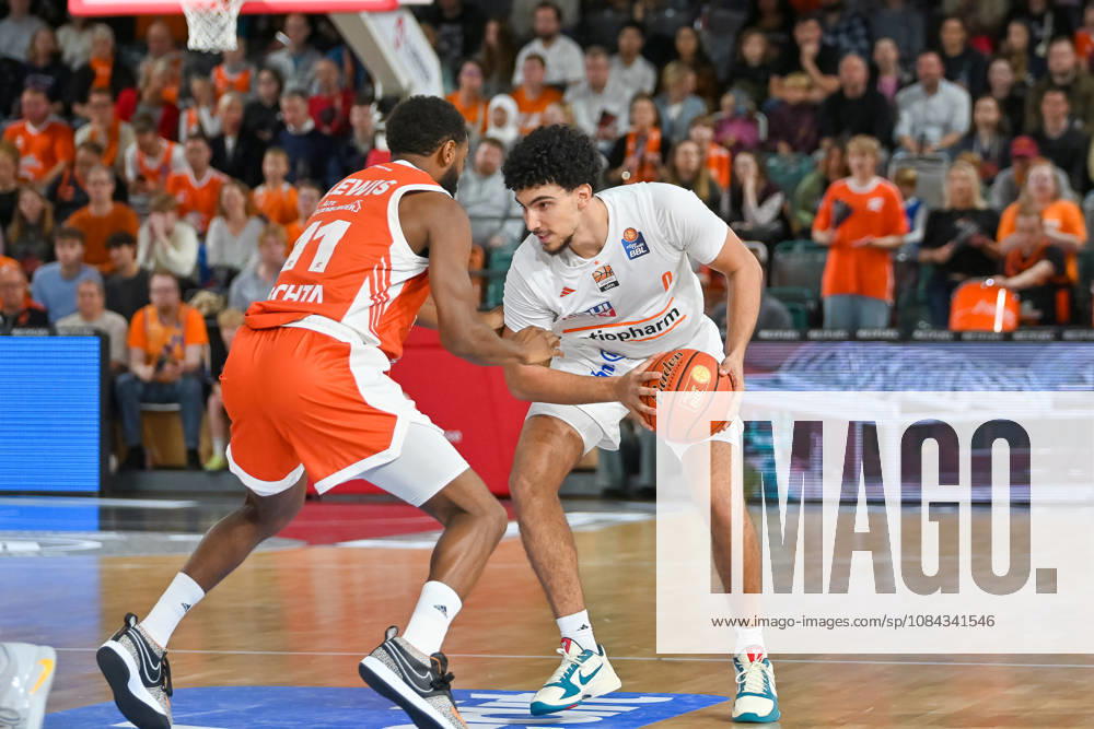 Adam Atamna of ratiopharm Ulm, 00, goes head-to-head with Matt Lewis of RASTA Vechta, 10 RASTA Vechta vs. ratiopharm Ulm, easyCredit Basketball Bundesliga, Matchday 5, 2026–2027 season, October 10, 2026, RASTA Vechta vs. ratiopharm Ulm, easyCredit Basketball Bundesliga, Matchday 5, 2026–2027 season, October 10, 2026, Vechta